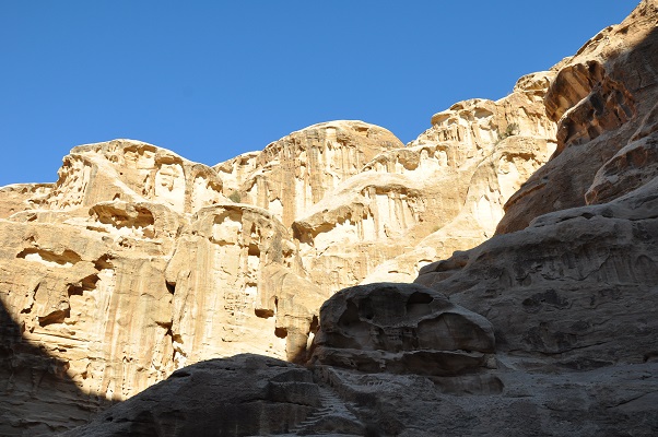 Jordanië-Little-Petra-4 Rotsen in de zon bij Little Petra tijdens een wandelreis van SNP door Jordanië
