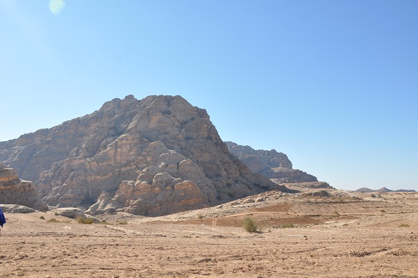 Jordanië-Little-Petra-6 Immense rotsen tijdens wandeling naar Little Petra tijdens een wandelreis van SNP door Jordanië