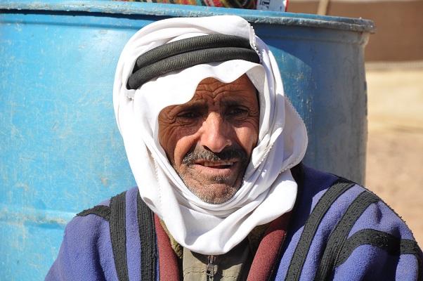 Man met hoofddoek in Petra tijdens een wandelreis van SNP door Jordanië