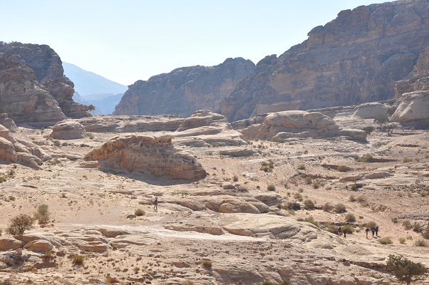 Landschap met eenzame wandelaar in Wadi Rum tijdens een wandelreis van SNP door Jordanië