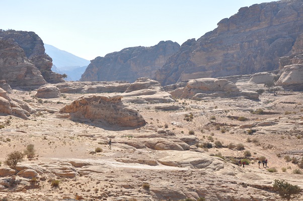 Jordanië-Rondwandeling-Petra-3 Landschap met eenzame wandelaar in Wadi Rum tijdens een wandelreis van SNP door Jordanië