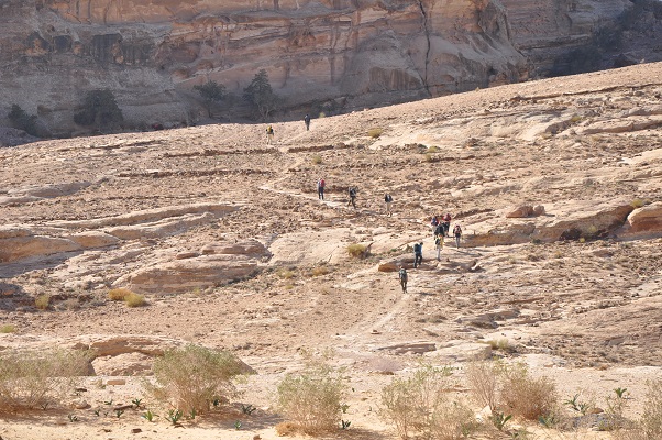 Wandelaars tijdens een wandelreis van SNP door Jordanië