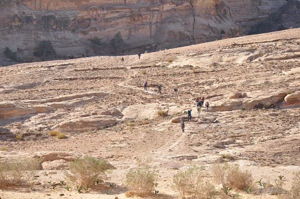 Jordanië-Rondwandeling-Petra-4 Wandelaars tijdens een wandelreis van SNP door Jordanië