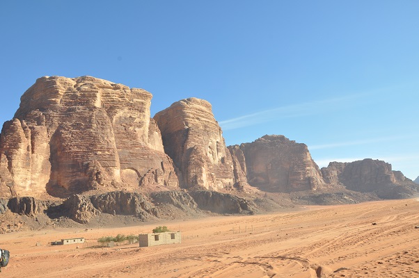 Jordanië-Wadi-Rum-1 Immense rotsen in Wadi Rum tijdens een wandelreis van SNP door Jordanië