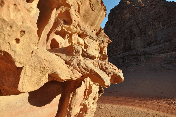 Grillige rotsen in Wadi Rum tijdens een wandelreis van SNP door Jordanië