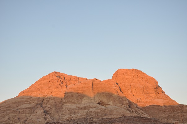 Rode rotsen in Wadi Rum tijdens een wandelreis van SNP door Jordanië