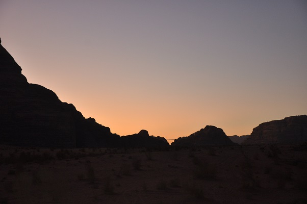 Jordanië-Wadi-Rum-8 Zonsondergang in Wadi Rum tijdens een wandelreis van SNP door Jordanië