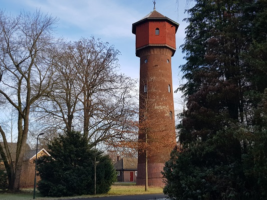 Klompenpad-Molenbeeksepad-25 Watertoren terrein psychiatrisch ziekenhuis Pro Persona op een wandeling over Klompenpad Molenbeeksepad bij Wolfheze