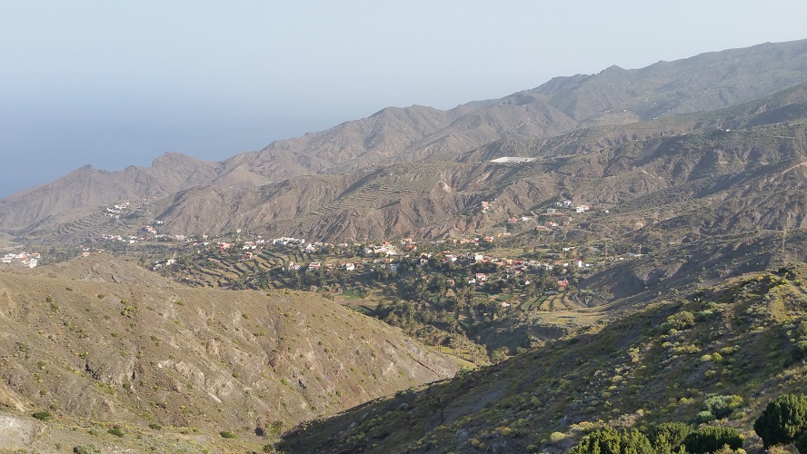 Landschap bij Chipude Valle Gran Rey Wandelpad hoog boven Barranco de Erque tijdens wandeling op een wandelvakantie op La Gomera op de Canarische Eilanden