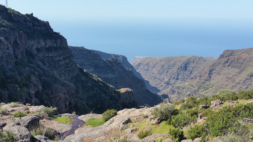 Valle Gran Rey Wandelpad hoog boven Barranco de Erque tijdens wandeling op een wandelvakantie op La Gomera op de Canarische Eilanden