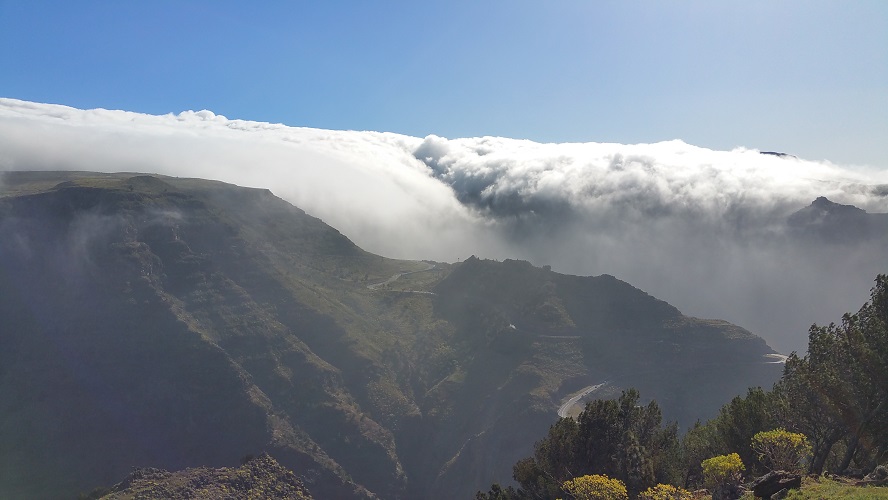 Passaatwinden en wolken boven Valle Gran Rey Wandelpad hoog boven Barranco de Erque tijdens wandeling op een wandelvakantie op La Gomera op de Canarische Eilanden
