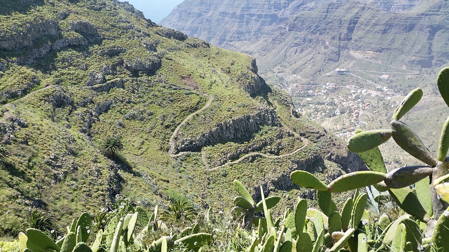 Dal van de Grote Koning, Valle Gran Rey, Wandelpad hoog boven Barranco de Erque tijdens wandeling op een wandelvakantie op La Gomera op de Canarische Eilanden