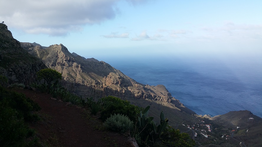 Uizicht op Tagaluche op wandeling van Arure naar Alojera Wandelpad hoog boven Barranco de Erque tijdens wandeling op een wandelvakantie op La Gomera op de Canarische Eilanden