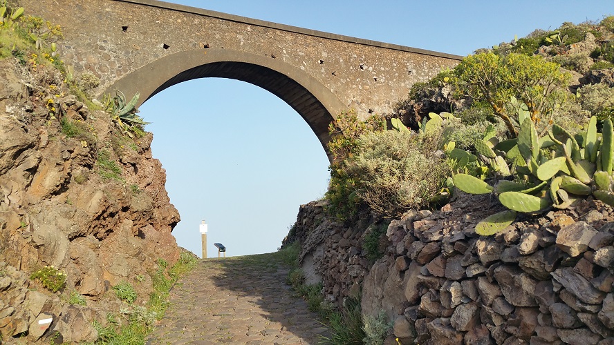 Aquaduct bij Arure Valle Gran Rey Wandelpad hoog boven Barranco de Erque tijdens wandeling op een wandelvakantie op La Gomera op de Canarische Eilanden