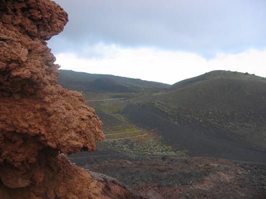 Maanlandschap klassieke vulkaantoer tijdens een wandelvakantie op Canarisch eiland La Palma