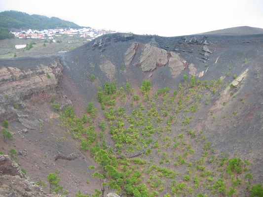 Krater op klassieke vulkaantoer tijdens een wandelvakantie op Canarisch eiland La Palma