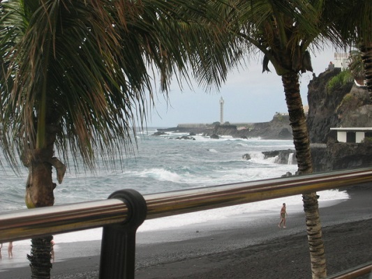 Ruig zee bij strand in Puerto Naos tijdens een wandelvakantie op Canarisch eiland La Palma