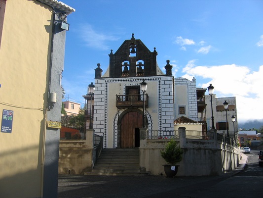 Kerk in Puerto Naos tijdens een wandelvakantie op Canarisch eiland La Palma