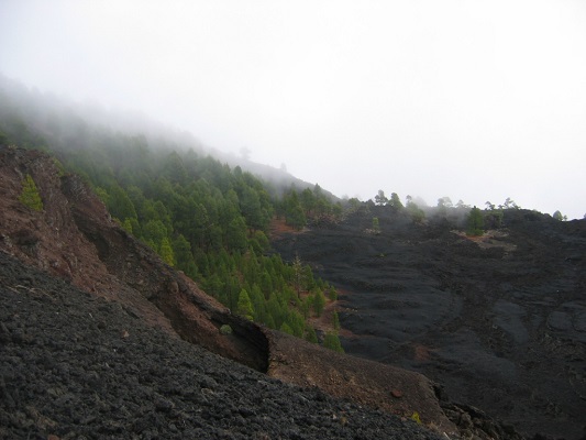 Krater tijdens klassieke vulkaantoer tijdens een wandelvakantie op Canarisch eiland La Palma