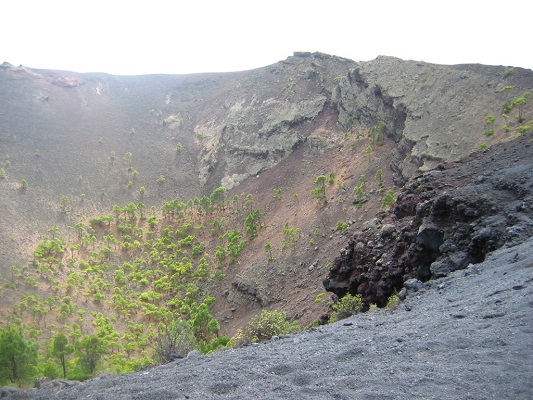 Krater tijdens klassieke vulkaantoer tijdens een wandelvakantie op Canarisch eiland La Palma