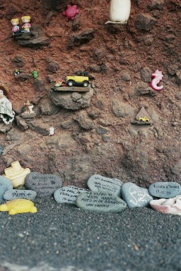 Herdenkingsstenen aan kusttijdens een wandelvakantie op Canarisch Eiland Lanzarote