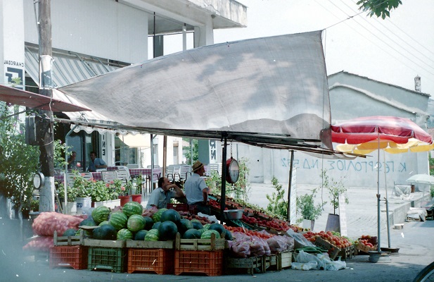 Verkoop groente op markt op Levkas tijdens wandelreis naar Griekenland