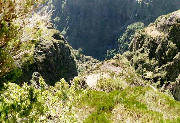 Diep dal bij Pico Ruivo op wandelvakantie op Portugees eiland bloemeneiland Madeira