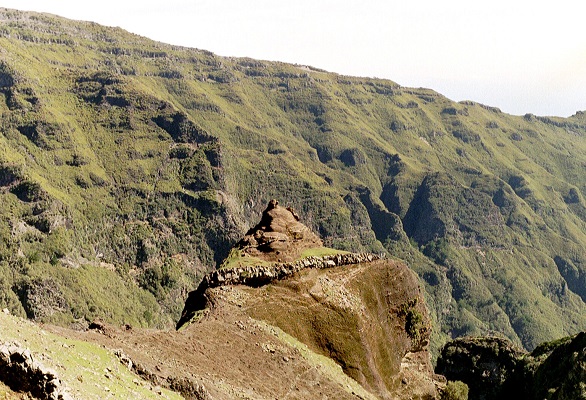 Landschap bij Pico Ruivo op wandelvakantie op Portugees eiland bloemeneiland Madeira