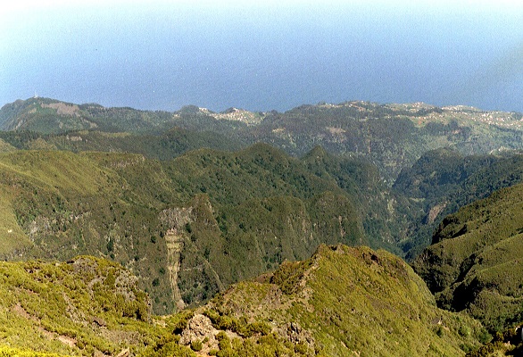 Tussen Pico Ruivo en Pico Areiro op wandelvakantie op Portugees eiland bloemeneiland Madeira