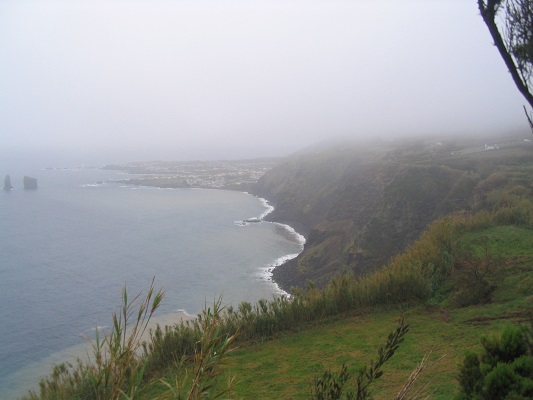 Noordkust bij Ribiera Grande tijdens een wandelvakantie op eiland Sao Miguel op de Azoren