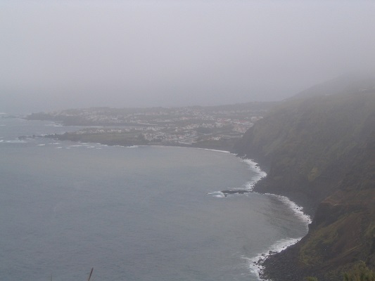 Noordkust bij Ribeira Grande tijdens een wandelvakantie op eiland Sao Miguel op de Azoren