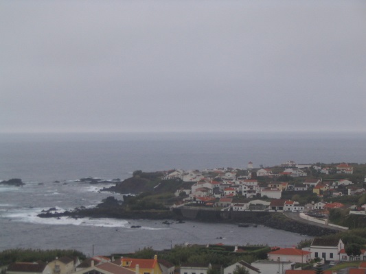 Zicht op Ponta Delgado tijdens een wandelvakantie op eiland Sao Miguel op de Azoren