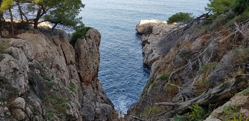 Kunst Middelandse Zee op wandeling tussen Deia en Port de Soller op wandelvakantie in Tramuntanagebergte op Spaans eiland Mallorca
