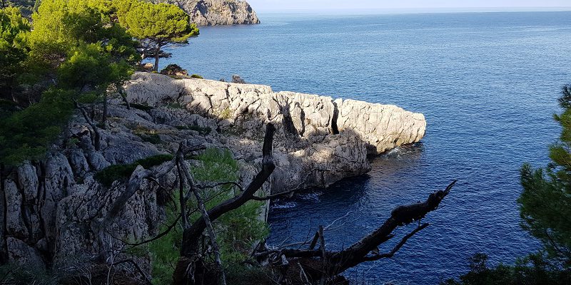Noordkust tussen Deia en Port de Soller op wandelvakantie in Tramuntanagebergte op Spaans eiland Mallorca
