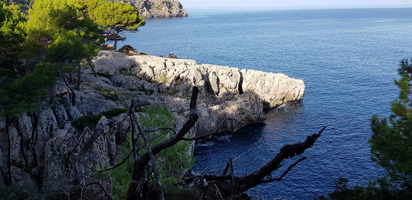 Noordkust tussen Deia en Port de Soller op wandelvakantie in Tramuntanagebergte op Spaans eiland Mallorca