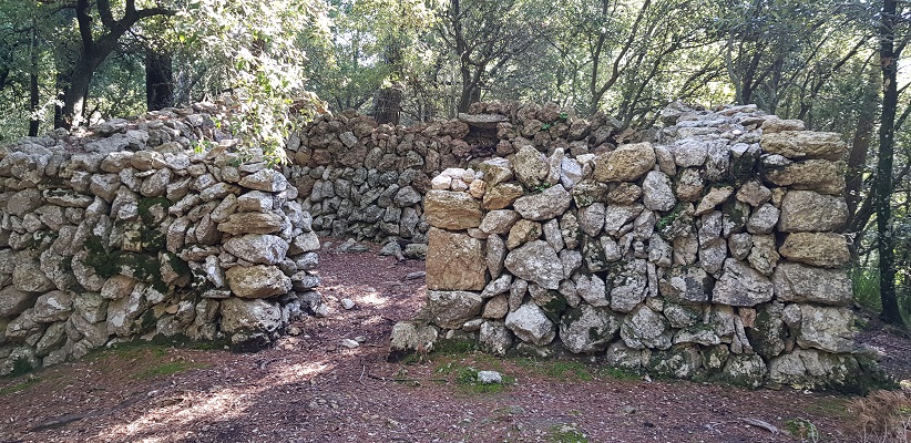 Oude woning bij klooster Lluc op wandelvakantie in Tramuntanagebergte op Spaans eiland Mallorca