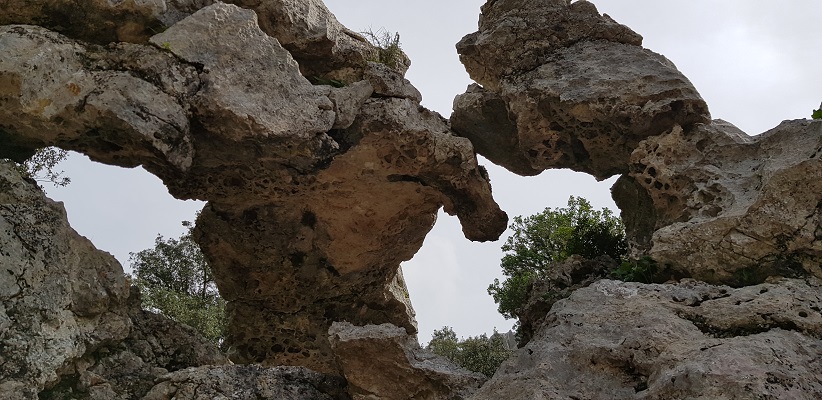 Grillige rotspartijen van kalk bij klooster Lluc op wandelvakantie in Tramuntanagebergte op Spaans eiland Mallorca