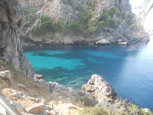Blauwe baaien op wandeling tussen Mirador de ses Barques en Sa Calobra op wandelvakantie in Tramuntanagebergte op Spaans eiland Mallorca