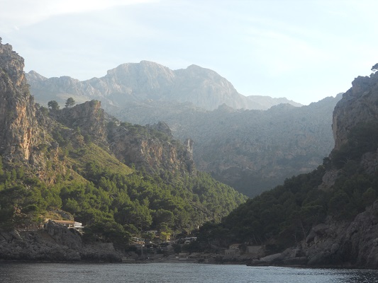 Zicht op Tramuntanagebergte op wandelvakantie op Spaans eiland Mallorca