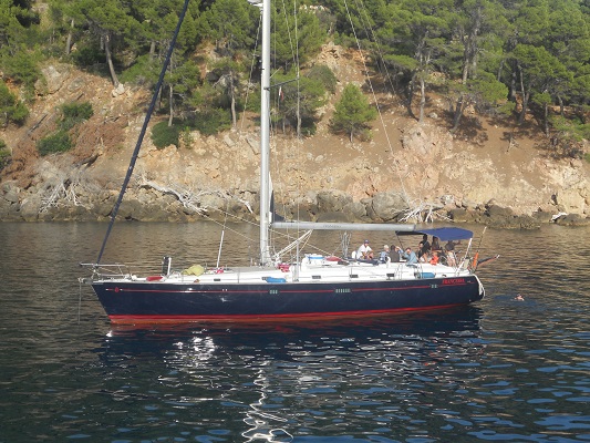 Zeilboot bij Port de Soller op wandelvakantie in Tramuntanagebergte op Spaans eiland Mallorca