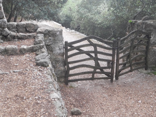 Poort naar landgoed bij Valledemossa op wandelvakantie in Tramuntanagebergte op Spaans eiland Mallorca