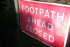 'Footpath ahead closed' Wandelreis over de Hadrian Wall, de muur van Hadrianus in Engeland