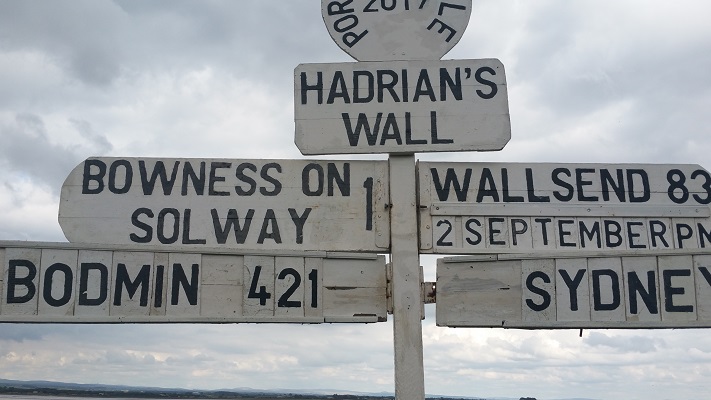 Wegwijzer Hadrian's Wall tijdens wandeling van Carlisle naar Bownes op wandelreis over Muur van Hadrianus in Engeland
