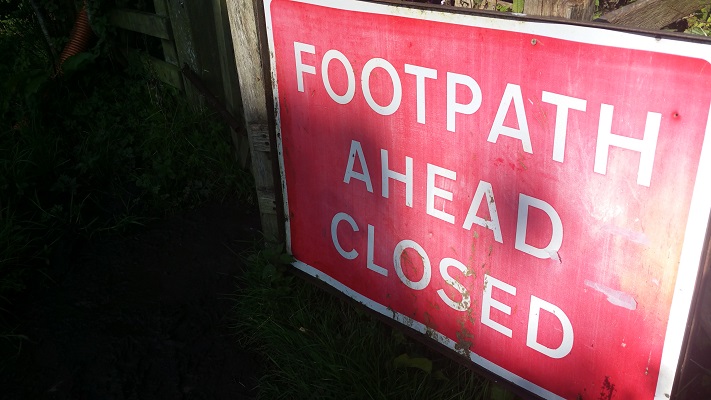 Footpath ahead closed in park Carlisle tijdens wandeling van Carlisle naar Bownes op wandelreis over Muur van Hadrianus in Engeland