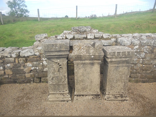 Romeins fort op een wandeling van Heddon on Wall naar Chollerford op een wandelreis over de Muur van Hadrianus in Engeland