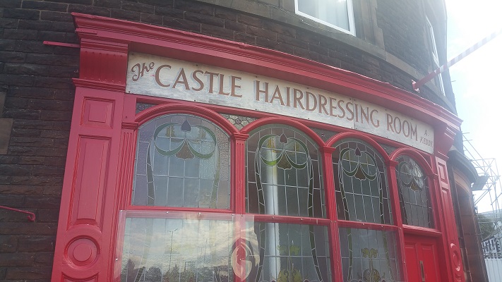Kapperszaak in Carlisle tijdens wandeling van Lanercost naar Carlisle tijdens wandelreis over Muur van Hadrianus in Engeland