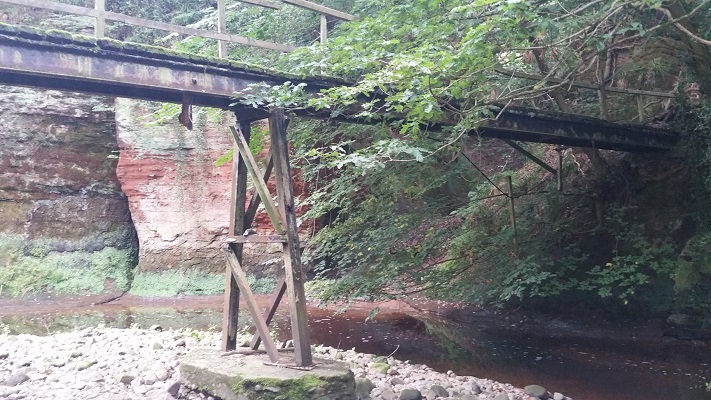 Oude voetbrug tijdens wandeling van Lanercost naar Carlisle tijdens wandelreis over Muur van Hadrianus in Engeland