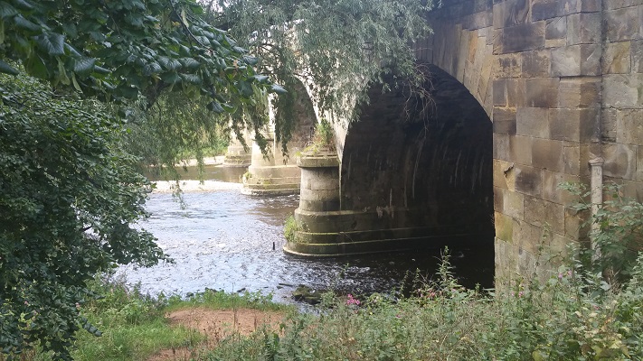 Brug over rivier de Eden tijdens wandeling van Lanercost naar Carlisle tijdens wandelreis over Muur van Hadrianus in Engeland