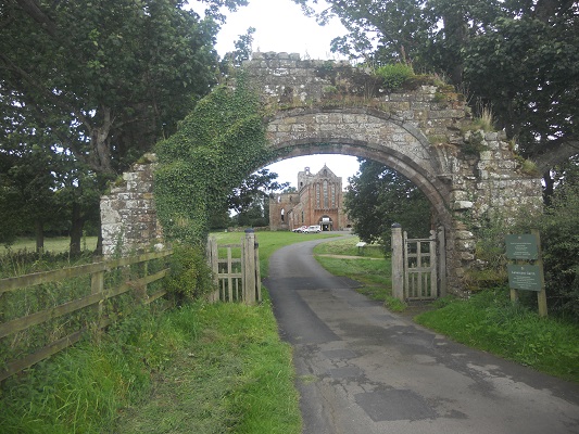 Ingang Abdij Lanercost tijdens wandeling van Lanercost naar Carlisle tijdens wandelreis over Muur van Hadrianus in Engeland