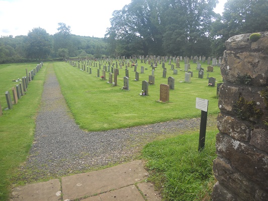 Kerkhof bij Abdij Lanercost tijdens wandeling van Lanercost naar Carlisle tijdens wandelreis over Muur van Hadrianus in Engeland